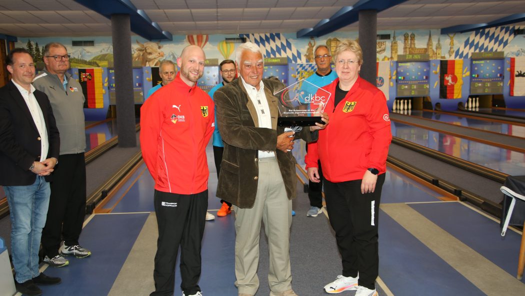 Trophäe der DKBC Jugend an den MKV für die DJM